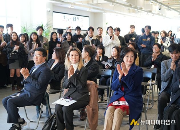 2025 신당창작아케이드 기획전시 주요 참석자 (가운데 아이수루 시의원)