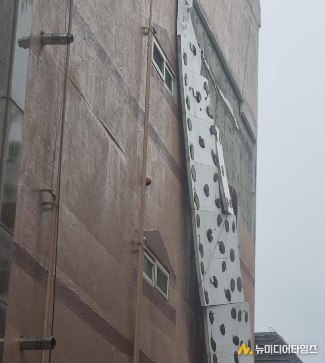 드라이비트 외단열 마감재가 시공된 건축물에서 외장재가 떨어진 모습