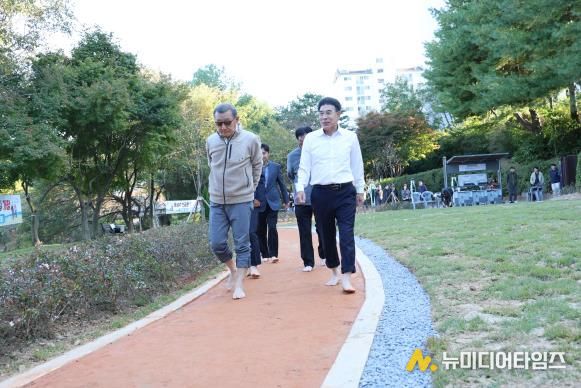 28일, 금암수변공원 맨발길 개장 후 이응우 시장이 참석자들과 함께 체험을 하고 있다