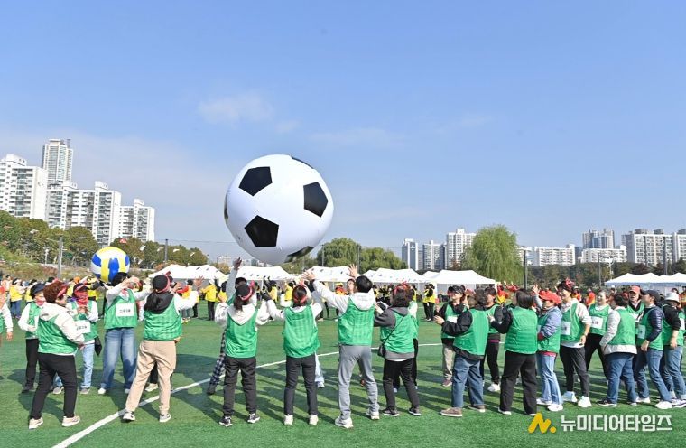 ‘양천구 통장 한마음 체육대회’에서 공굴리기 경기를 즐기는 통장들