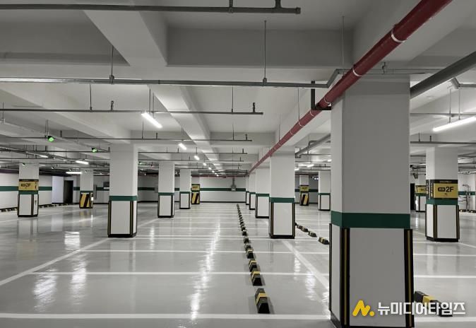 한층 밝고 쾌적해진 청파동1마을공원 공영주차장