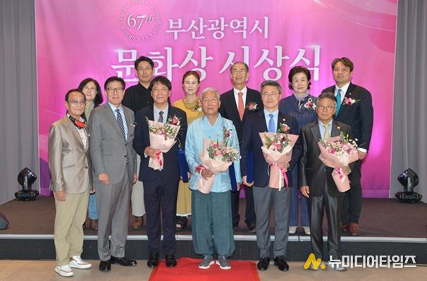 도모헌 야외정원에서 시상식