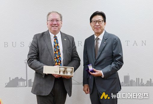 박형준 시장, '마이클 마이넬리' 영국 지옌 회장 접견