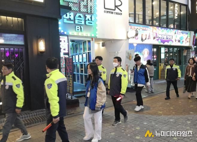 지난해 핼러윈 주간에 관악구청과 관악경찰서 관계자가 합동으로 현장 안전 관리를 추진하고 있다