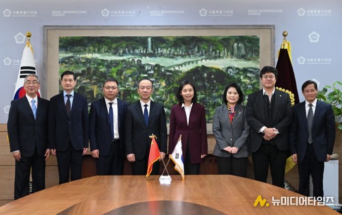 상하이인대 대표단과 면담 후 기념 촬영(좌측에서 다섯 번째 최호정 의장, 박춘선 의원(여섯번째), 김동욱 의원(일곱번째))