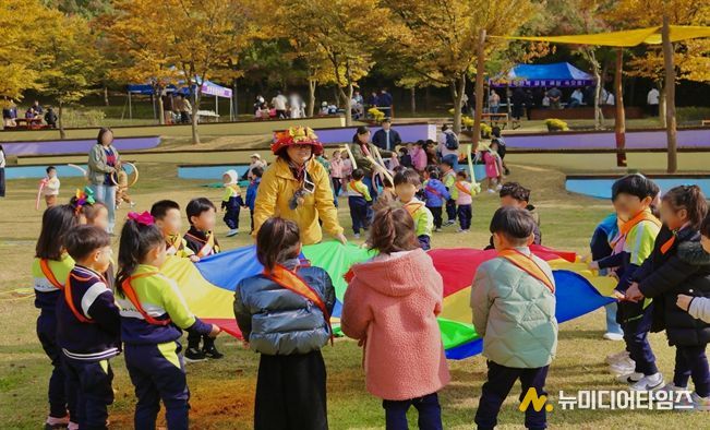 공단은 29일 청라국제도시 노을공원에서 어린이집과 유치원생을 대상으로한 숲 체험프로그램 「가을아 놀자, 노을로 소풍 가자!」를 실시했다.