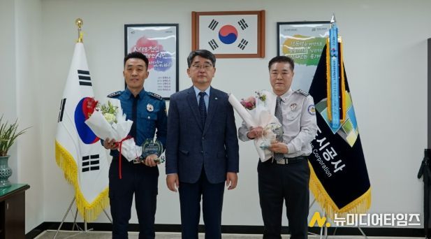1. 신광호 천안도시공사장이 30일 김인성 성정지구대장과 이재순 서북구 자율방범대장에게 감사패를 전달하고 있다.