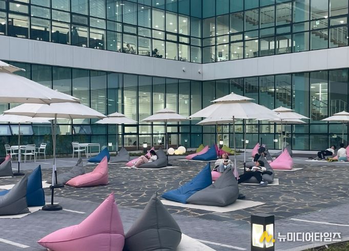 모담도서관 야외 독서공간