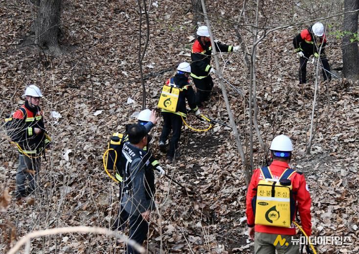 지난 4월 진행한 일반공무원 및 산물전문예방진화대_산불진화 현장실습 모습
