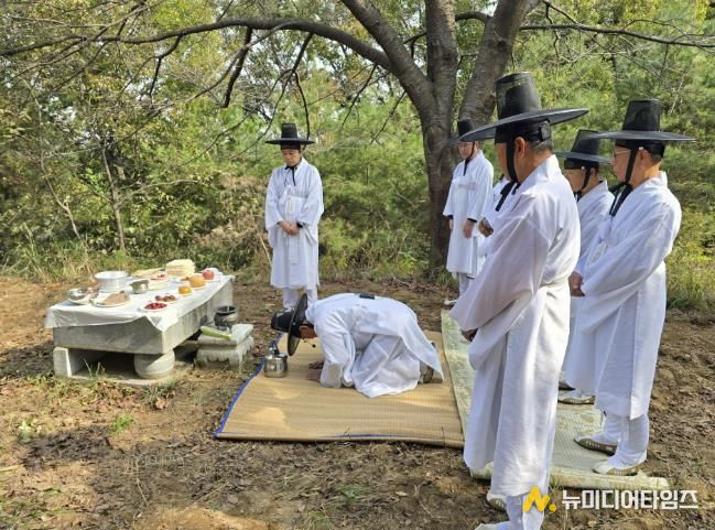 팔곡당산 산신당에서 시의 안녕과 평안을 기원하는 ‘팔곡당산 산신제’를 진행하고 있다.