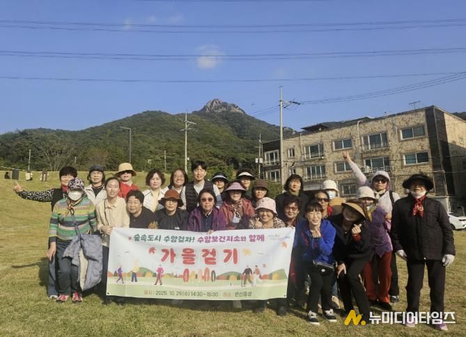 상록수보건소 수암보건지소에서 안산동 주민을 대상으로 올바른 걷기 교육과 걷기 체험을 진행하고 있다.