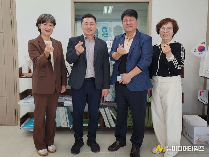 임형석 전남도의원이 10월 28일, 광양사무소에서 광양시내 그룹홈 원장들과 간담회를 마치고 기념사진을 찍고 있다.