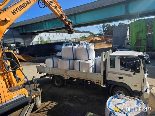 천안시 동남구가 겨울철 폭설에 대비해 제설제를 배부하고 있다