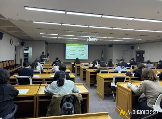 김은철 중동한라 영구임대아파트 주거행복지원센터 팀장이 돌봄플러그사업 교육을 하고 있다.