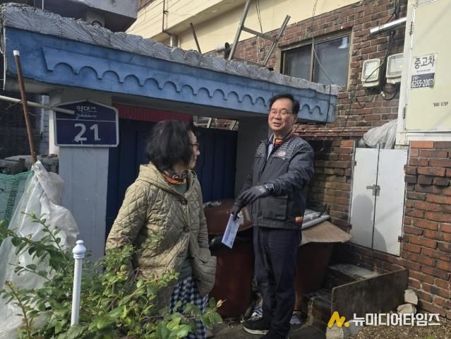 집배원이 민생회복 소비쿠폰 안내문을 대상자에게 전달하고 있다.