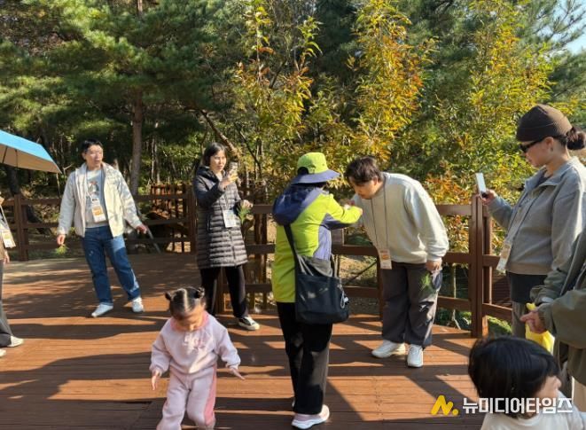 숲의 요소를 활용한 숲태교 프로그램에 참여하는 모습