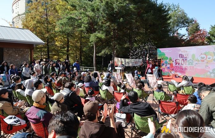 유아숲 가족축제에 참여한 어린이들과 소중한 시간을 보내고 있는 박강수 마포구청장