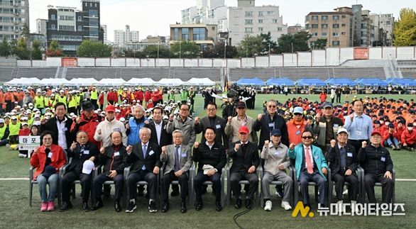 오세훈 서울시장이 31일(금) 오전 용산구 효창운동장에서 열린 '제25회 시니어올림픽'에서 참석자들과 기념촬영을 하고 있다.