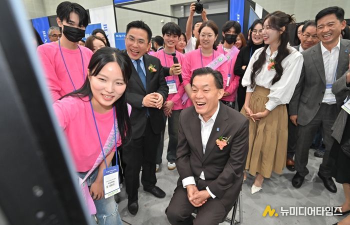 이재준 수원시장이 10월 31일 2025 뷰티썸 수원 행사장에서 체험을 하며 활짝 웃고 있다.