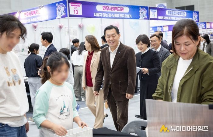 이재준 수원시장이 평생학습축제 행사장을 둘러보고 있다.