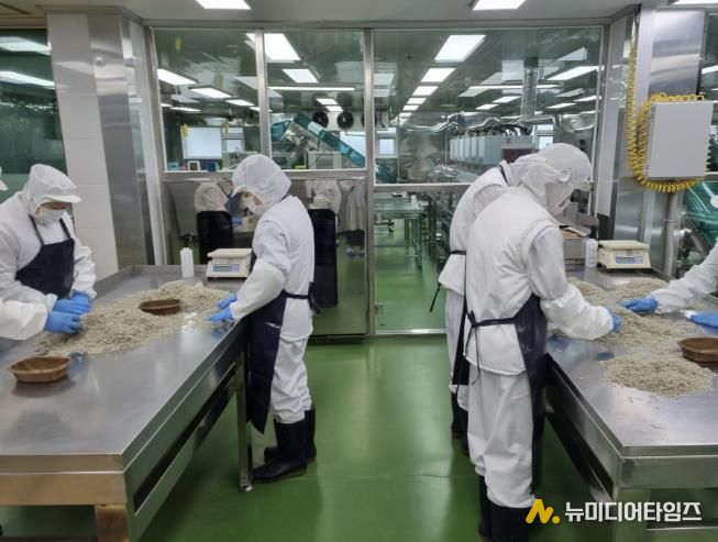 수산물 공급업체에서 학교급식 공급 예정인 식자재를 확인하고 있다.