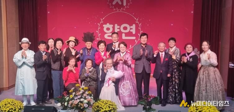 지난 10월 30일 개최된 감성 시낭송회 참여자들의 단체 사진