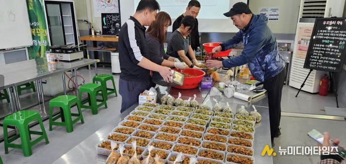 1. 천안시농업기술센터가 귀농·귀촌인 재능기부 행사를 진행하고 있다.