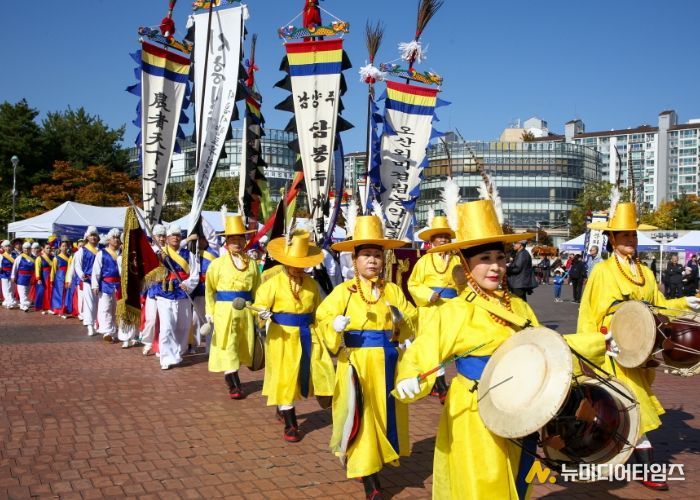고양문화원 취타대의 힘찬 연주에 맞춰 31개 시군이 입장하고 있다.