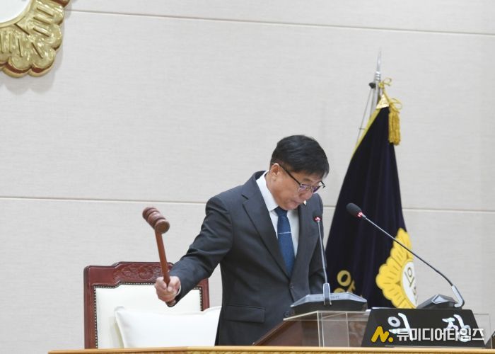 윤창철 의장이 제382회 임시회 제1차 본회의를 주재하고 있다.