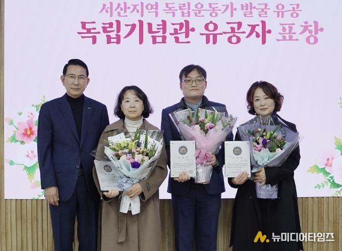 지난 3일 시청 시장실에서 열린 독립운동가 발굴 유공자 표창 수여식