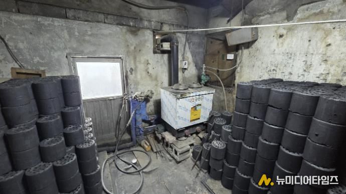 시흥재가노인통합지원센터, 금이동 저소득 어르신 가정에 연탄 300장 전달