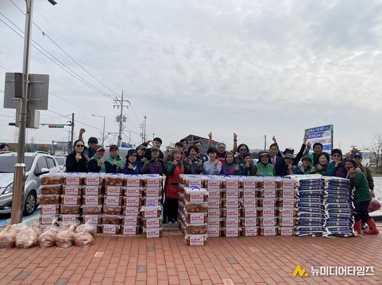 파주시 월롱면 새마을회, 관내 기업과 협력해 ‘이웃사랑 김장김치·쌀 나눔 행사’… 희망과 온기 전해
