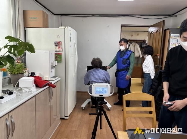 영통구보건소 관계자가 경로당을 방문해 어르신들 대상으로 결핵검진을 하고 있다.