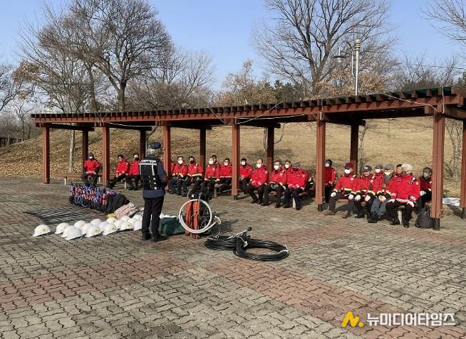 안산시 산불전문진화대가 현장교육을 진행하고 있다.