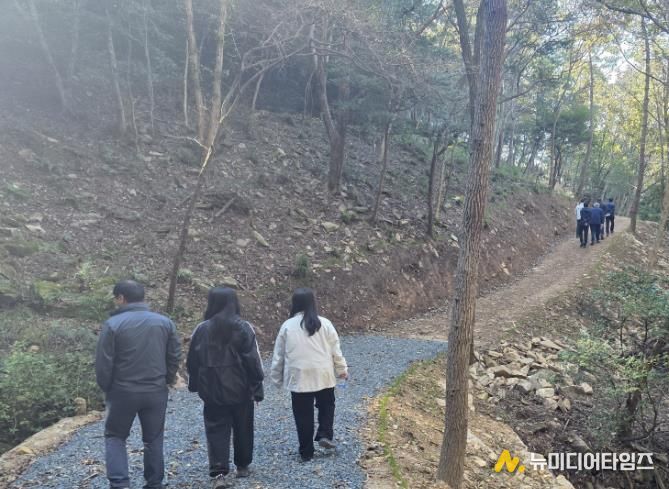 트레킹길을 즐기는 이용객들의 모습