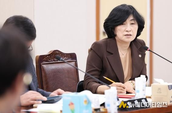 전라남도의회 전서현 의원(국민의힘, 비례)이 도민행복소통실 행정사무감사에서 청년 자원봉사 활성화 방안을 제안하고 있다.