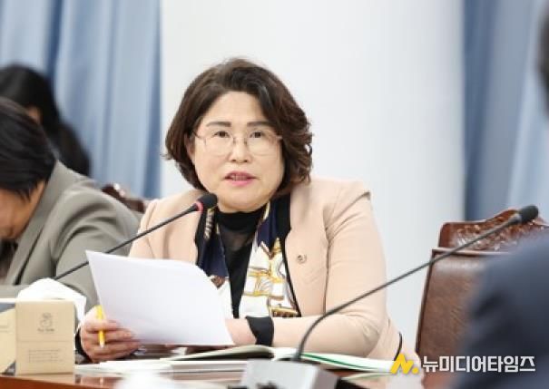 전라남도의회 김화신 의원(더불어민주당, 비례)이 지난 11월 3일 열린 대변인실 행정사무감사에서 질의하고 있다.