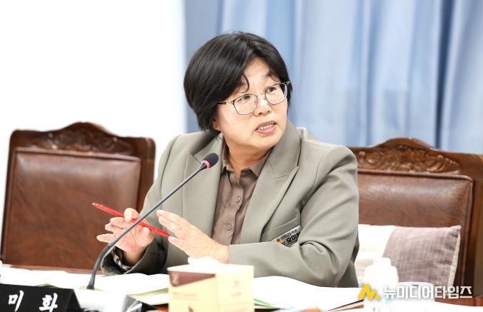 전라남도의회 제395회 제2차 정례회 기획행정위원회 소관 도민행복소통실 행정사무감사(3일)에서 오미화 의원이 집행부를 향해 질의하고 있다.