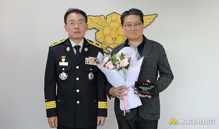 대전소방본부 우수 구급지도의사에 감사패 수여-김문용 소방본부장과 박성수 교수