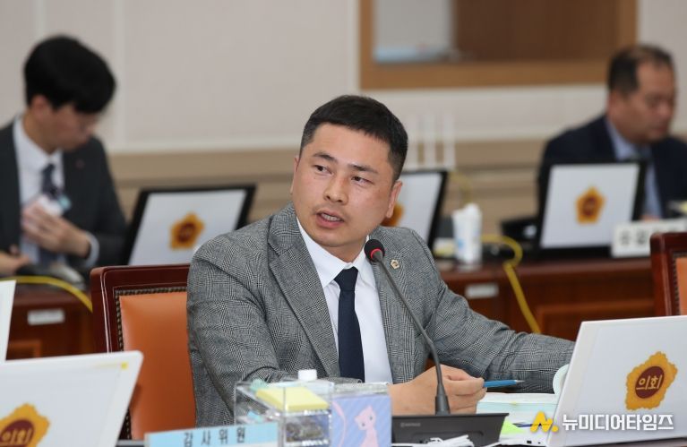 임형석 전남도의원이 11월 4일, 전남도교육청 행정사무감사에서 질의하고 있다.