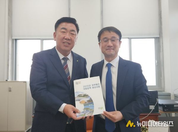 이범석 청주시장, 국비 확보 위해 국회서 막바지 총력. 사진(왼쪽부터 이범석 시장, 한병도 예산결산특별위원회 위원장)