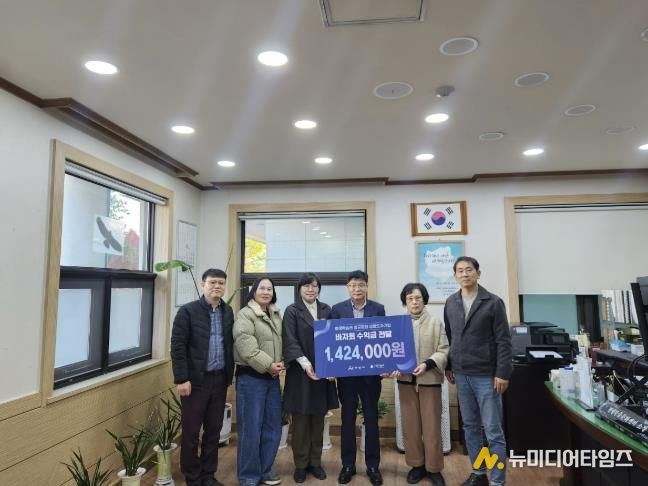 아산시평생학습관 생활도자기반이 아산시에 바자회 수익금을 전달하고 있다.