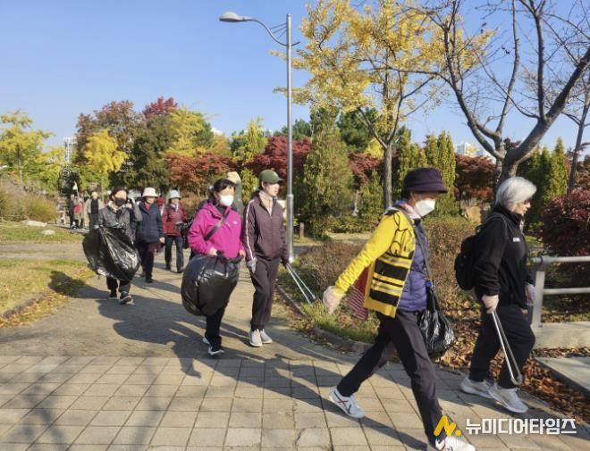 시흥시 '걷고! 줍고! 건강하고!' 가을 정취 속 플로깅으로 환경과 건강 챙겨