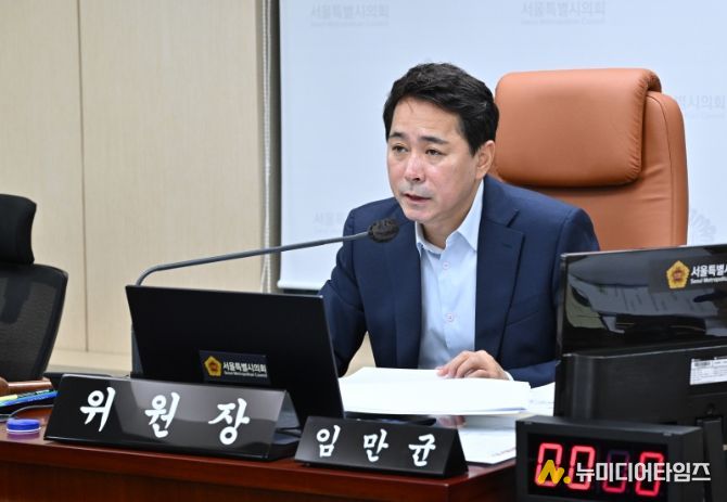 상임위원회 회의에서 발언하는 임만균 위원장