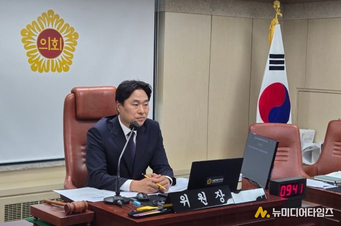 제333회 정례회 행정사무감사에서 상임위원회를 주재하는 이종배 위원장(11월 4일)