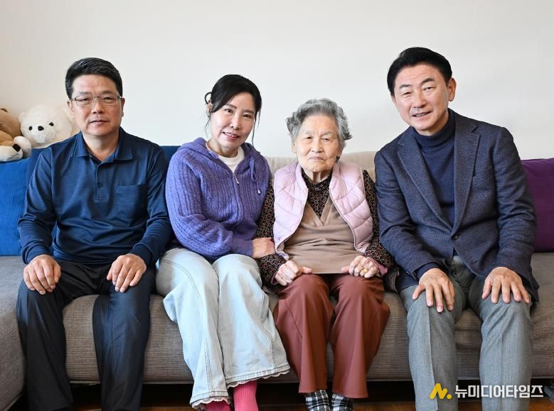 김동근 시장이 11월 3일 100세 생신을 맞은 관내 어르신 가정을 방문해 함께 기념사진을 찍고 있다.