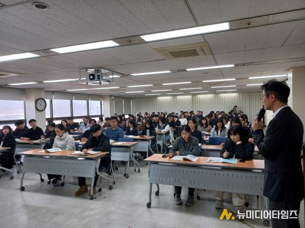 충주시 새내기 직원 대상 법무교육 추진(교육을 듣고 있는 직원들