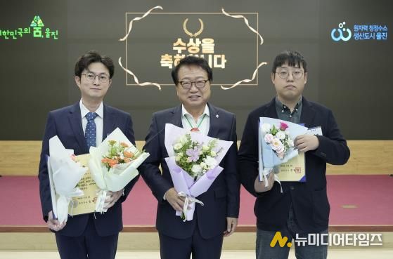 왼쪽 죽변면 김민수 주무관, 오른쪽 평해읍 김상엽 주무관