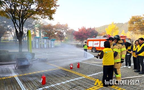 인천어린이과학관은 4일 인천계양소방서 장기 119안전센터 소속 소방관과 자위소방대원 약 40명이 참여한 가운데 합동 소방훈련을 실시했다.