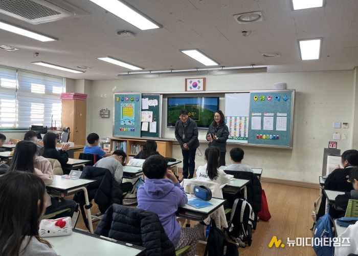 수업을 듣는 원중초등학교 학생들